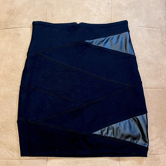 LIKE NEW Aritzia black skirt w leather details - Picture 5 of 7